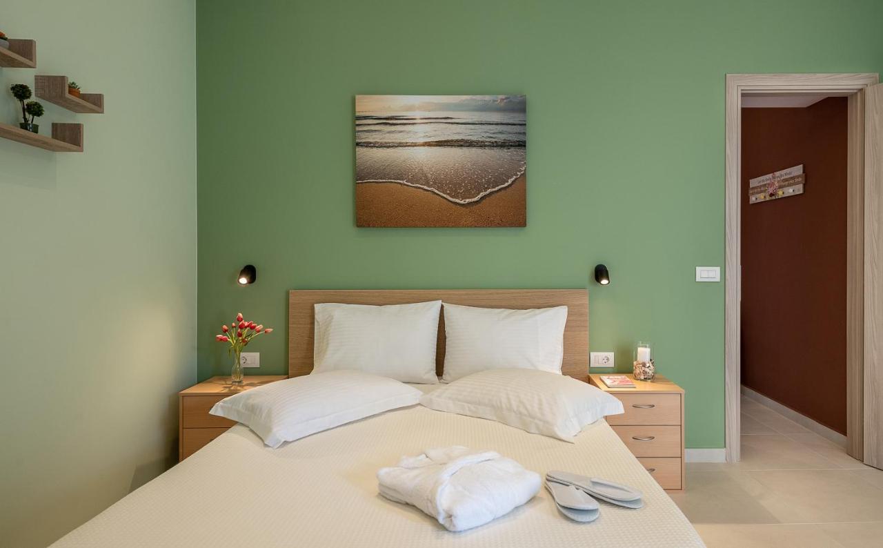 M City Apartments 100M From The Beach Hriszí Aktí Haniá Kültér fotó